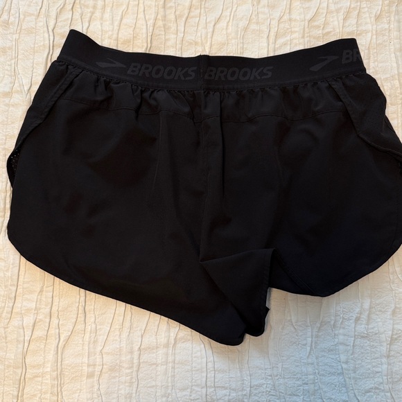 Brooks Women's Breakaway Black Shorts 2.5” - Picture 3 of 7